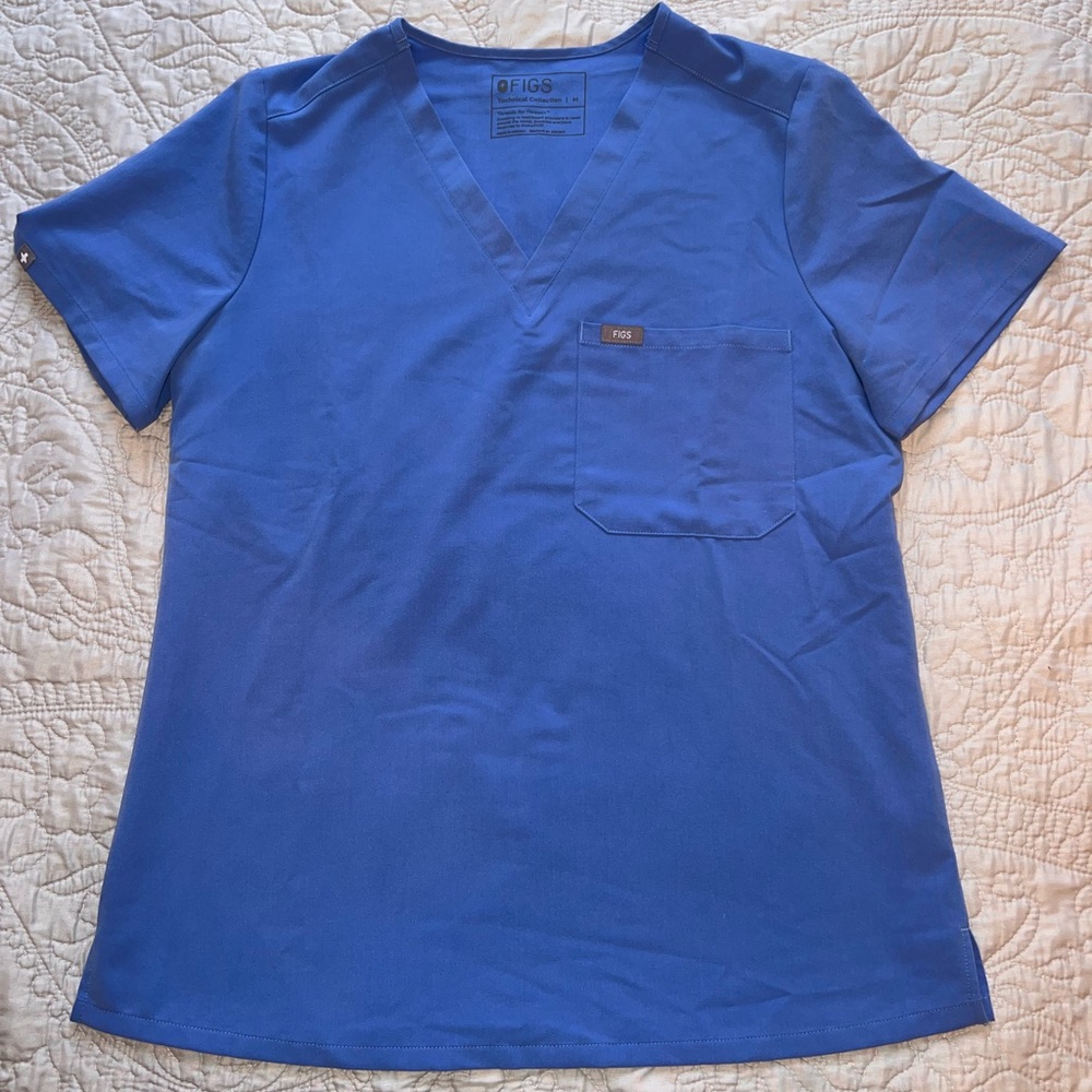 FIGS Women’s Ceil Blue Catarina One-Pocket Scrub Top; Size M